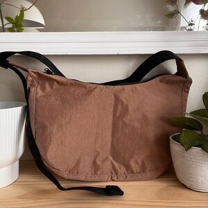 Baggu Medium Nylon Crescent Bag in Cocoa
